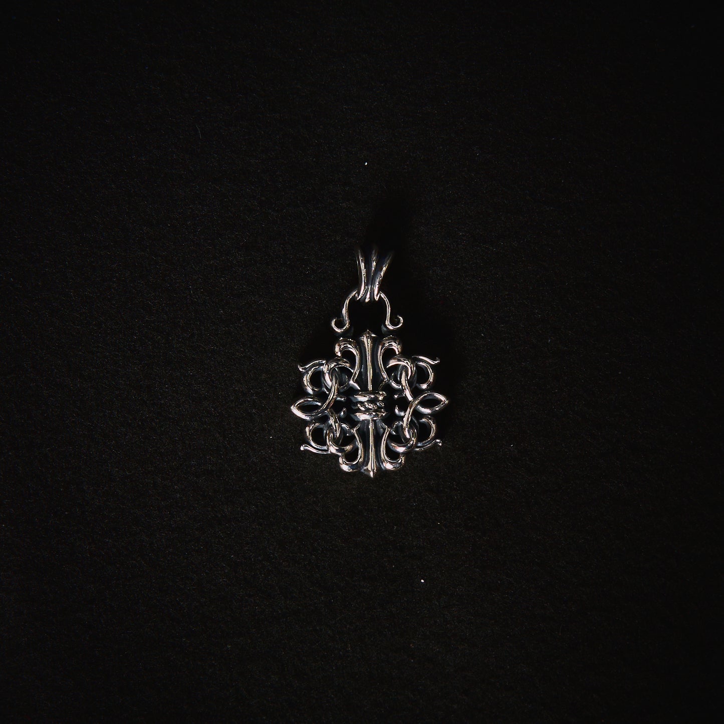 DUSTY ROPE KNOT LOCKET