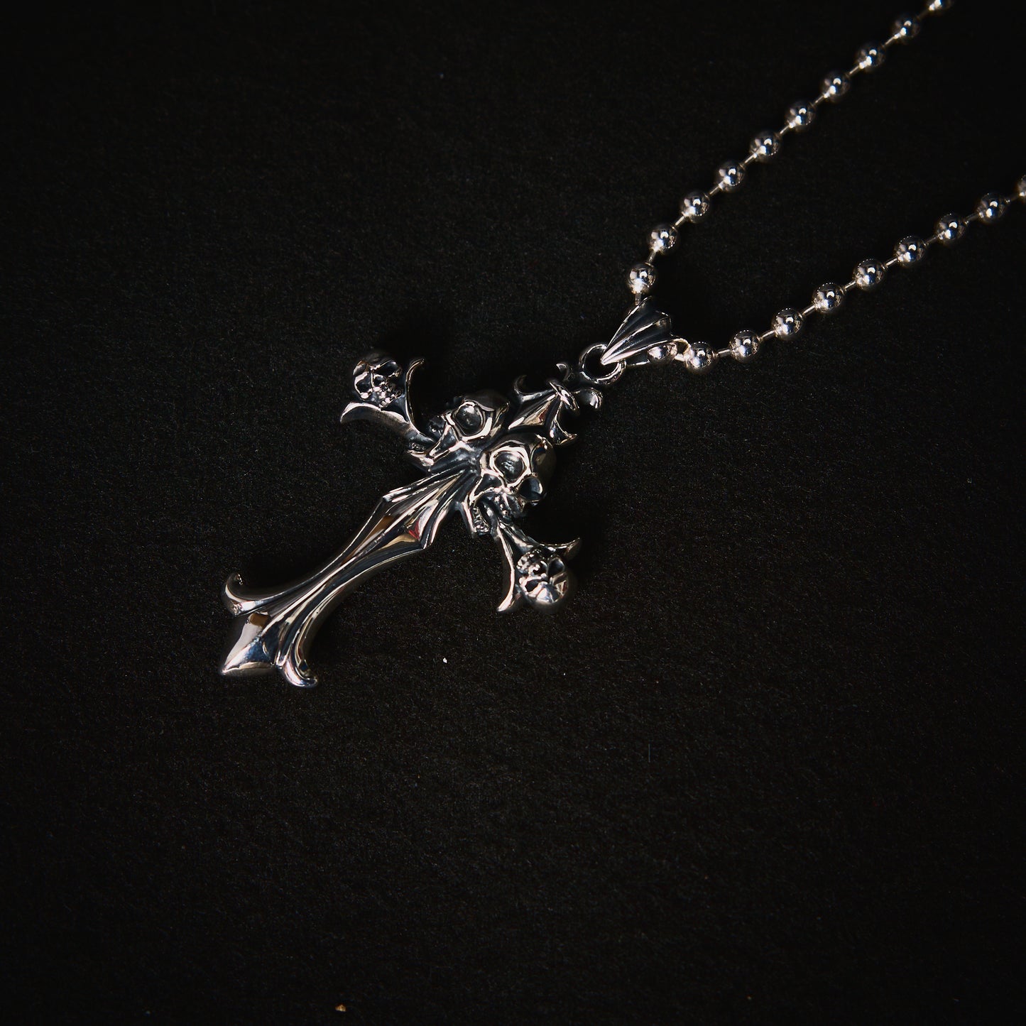 DUSTY SKULL CROSS LOCKET